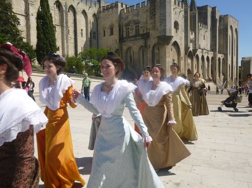 Avignon defile des 90 ans du ruban 8 