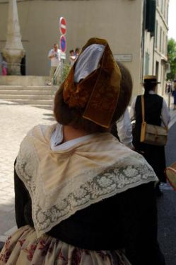 Coiffure et fichu d arlesienne