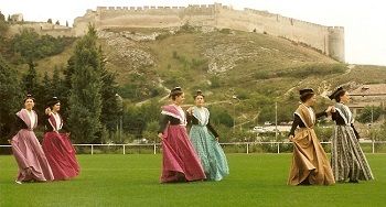 Le fort st andre arlesiennes en costume de cheval