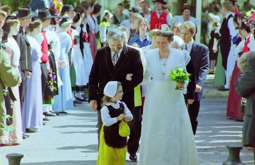 Mariage de marie claire moucadeau en costume d arlesienne 1999 2 