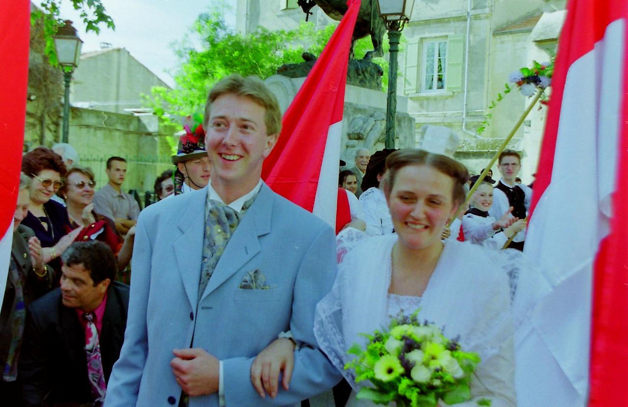 mariage-de-marie-claire-moucadeau-en-costume-d-arlesienne-1999.jpg